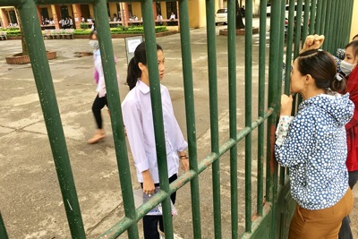Hà Nội: Gác việc đồng áng, phụ huynh tất bật cùng con đến trường thi