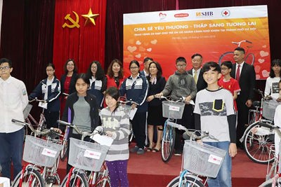 Trao 132 xe đạp cho học sinh có hoàn cảnh khó khăn trên địa bàn TP Hà Nội