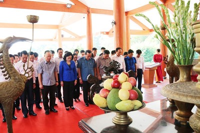 Đoàn đại biểu TP Hà Nội dâng hương tưởng nhớ Chủ tịch Hồ Chí Minh tại Cà Mau