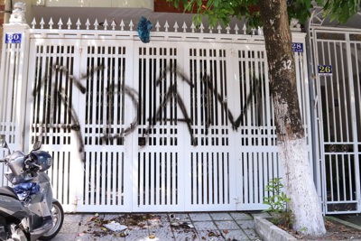 Đà Nẵng: Cửa nhà người đàn ông “nựng” bé gái trong thang máy bị bôi bẩn
