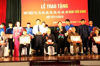 Thường trực Thành ủy trao Huy hiệu Đảng cho các đảng viên lão thành quận Hai Bà Trưng