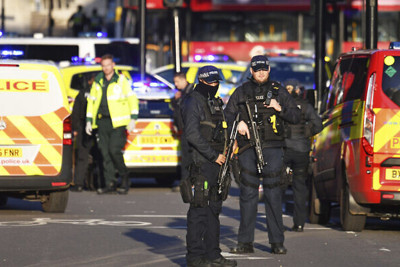 Anh: Kẻ đâm dao liên hoàn trên cầu London làm 2 người chết có liên quan đến khủng bố