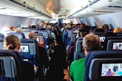 Hành khách say rượu liên tục đòi phục vụ rượu trên máy bay