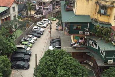 Hàng loạt bãi xe không phép ngang nhiên hoạt động ở phường Xuân La, quận Tây Hồ