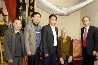 Huyện Gia Lâm tặng quà gia đình chính sách, chăm lo Tết cho người nghèo
