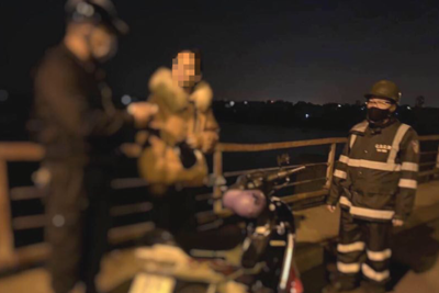 Hà Nội: Cô gái định nhảy cầu Long Biên được tổ kiểm dịch Covid-19 cứu thoát