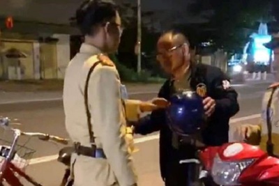 Hà Tĩnh: Người đàn ông ngoại quốc tham gia giao thông bằng xe đạp bị phạt vì nồng độ cồn