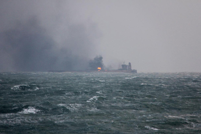 Tàu Iran vẫn cháy ngùn ngụt sau 3 ngày va chạm ngoài khơi Trung Quốc