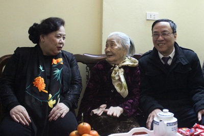 Chủ tịch HĐND TP Nguyễn Thị Bích Ngọc thăm, chúc Tết cán bộ lão thành cách mạng