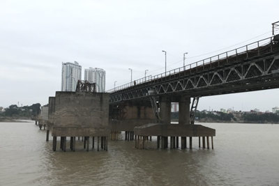 Vật thể lạ dưới chân cầu Long Biên có thể là bom từ thời chiến tranh chống Mỹ