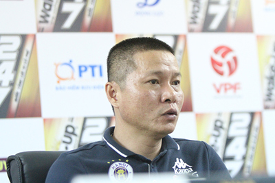 HLV Chu Đình Nghiêm lý giải cách Hà Nội FC dễ dàng đánh bại SLNA