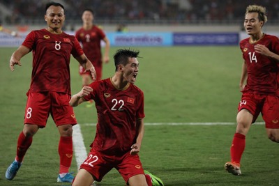 Đánh bại ĐT UAE trên sân nhà, ĐT Việt Nam vươn lên nhất bảng G