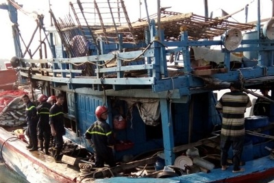 Quảng Ngãi: Tàu cá bốc cháy, thiệt hại hàng trăm triệu đồng