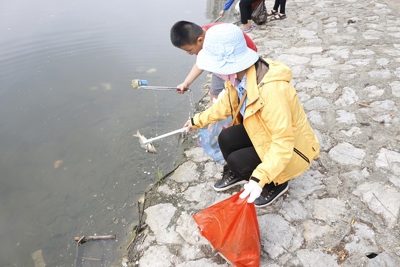 Những người cao tuổi "thích" nhặt rác ở hồ Giảng Võ