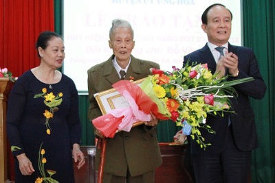 Trao Huy hiệu 70 năm tuổi Đảng cho đảng viên tại huyện Ứng Hòa