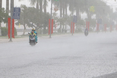 Diễn biến mới của áp thấp nhiệt đới, các tỉnh miền Trung tiếp tục mưa to