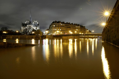 Nước sông Seine dâng cao kỷ lục, nhiều nơi ở Paris chìm trong nước