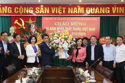 Chủ tịch UBND TP Hà Nội Nguyễn Đức Chung chúc mừng y, bác sỹ nhân Ngày Thầy thuốc Việt Nam