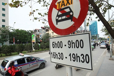 Cấm taxi trên 14 tuyến phố Hà Nội: Giải pháp tình thế