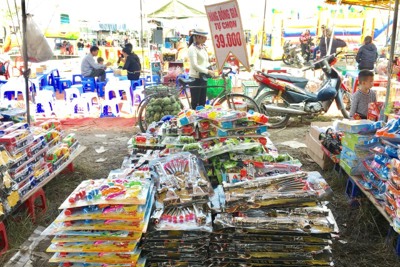 Súng nhựa “đồng giá” bày bán tràn lan tại lễ hội Đền Hai Bà Trưng