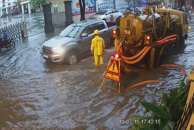 Hà Nội: Mưa lớn gây ngập, ùn tắc trên một số tuyến phố đúng giờ tan tầm