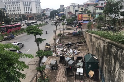 Hà Nội: Rác thải ngổn ngang tại cầu vượt Hoàng Hoa Thám – Văn Cao