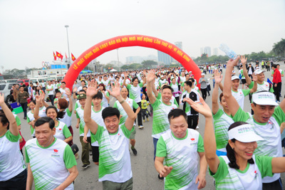 Gần 8.000 người tham gia "Ngày chạy Olympic - Vì sức khỏe toàn dân"