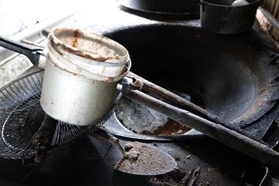 Quảng Ngãi: Bắt quả tang lò chế biến dầu ăn từ mỡ bẩn
