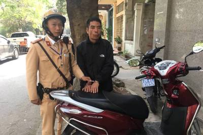 Hà Nội: CSGT vây bắt, không chế tên trộm trên phố Kim Đồng