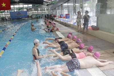 Hà Nội: Phổ cập bơi cho học sinh toàn thành phố