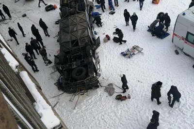 Xe buýt ở Nga lao xuống sông, 15 người thiệt mạng