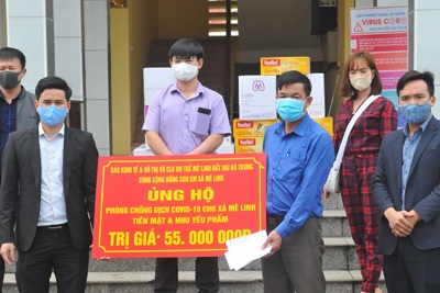 Báo Kinh tế & Đô thị và CLB DN trẻ Mê Linh tặng quà ủng hộ huyện Mê Linh phòng chống dịch
