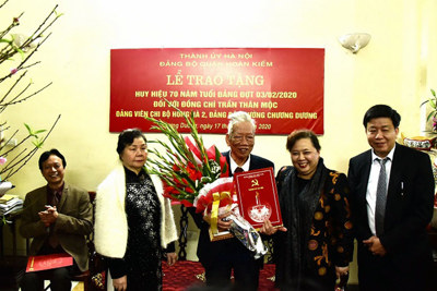 Chủ tịch HĐND TP Hà Nội trao Huy hiệu Đảng cho các đảng viên lão thành quận Hoàn Kiếm