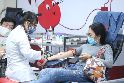 [Ảnh] Hàng trăm người tham gia hiến máu hưởng ứng ngày Toàn dân hiến máu tình nguyện
