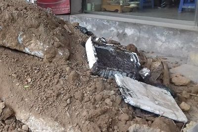 Hà Nội: Người dân hốt hoảng vì bị “bom bẩn”, đất cát đổ tràn cửa nhà