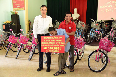 Đoàn công tác TP Hà Nội thăm, tặng quà tại tỉnh Quảng Bình
