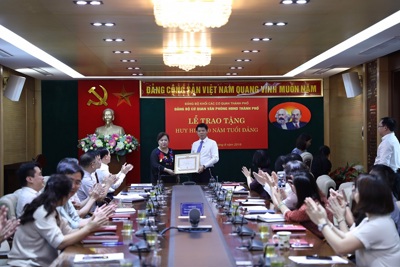 Trưởng Ban Đô thị HĐND TP Hà Nội nhận Huy hiệu 30 năm tuổi Đảng