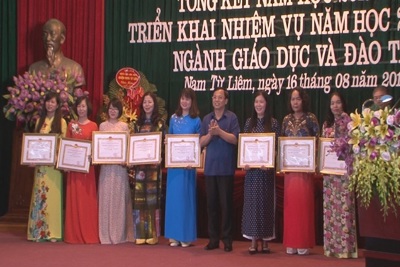 Quận Nam Từ Liêm nhận cờ thi đua xuất sắc của Thành phố về giáo dục, đào tạo