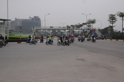 [Ảnh] Người lao động nườm nượp đổ về khu công nghiệp lớn nhất Hà Nội