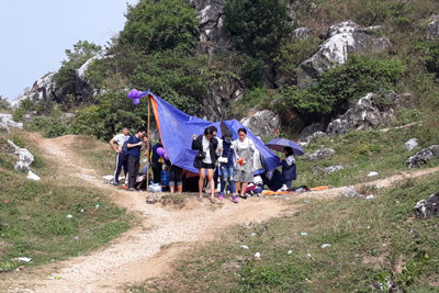 Núi Trầm ô nhiễm vì rác của du khách