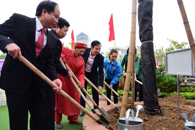 Phó Bí thư Thành ủy Đào Đức Toàn tham gia Tết trồng cây tại Thanh Oai