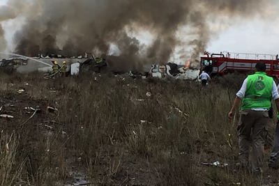 Máy bay Mexico rơi khi đang cất cánh, 101 người may mắn sống sót