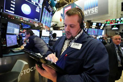 Tâm lý thận trọng bao trùm sàn Phố Wall, Dow Jones mất hơn 300 điểm