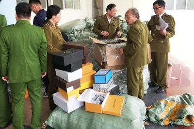 Hà Nội: Phát hiện thu giữ hơn 12 tấn hàng nhập lậu nhái nhãn hiệu nổi tiếng