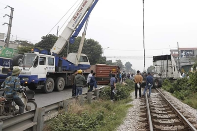 Hà Nội: Kinh hãi xe container bị tàu hỏa đâm đứt đôi ở Thường Tín
