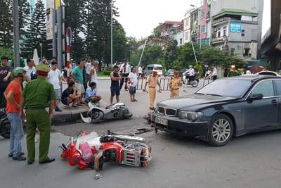 Hà Nội: "Xế hộp" BMW đâm liên hoàn trên đường Nguyễn Trãi, 2 cháu bé thị thương