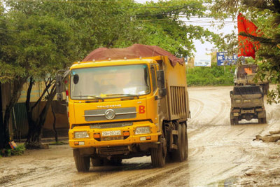 Thị trấn Phú Minh, huyện Phú Xuyên: Bất an vì xe ô tô quá tải hoành hành