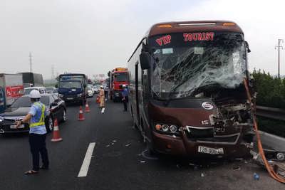Hà Nội: Lính cứu hỏa cắt cửa xe khách giải cứu 4 người mắc kẹt sau tai nạn