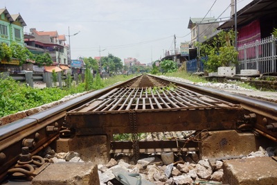 Hành lang an toàn đường sắt tại Hà Nội: Tai nạn giao thông luôn rình rập