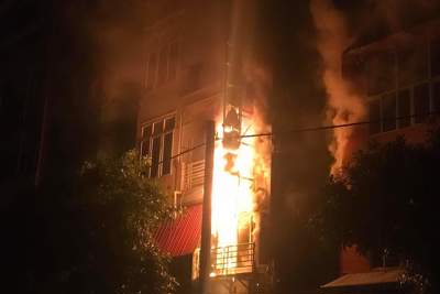 Hà Nội: Cháy lớn ở quán karaoke trên đường Văn Tiến Dũng